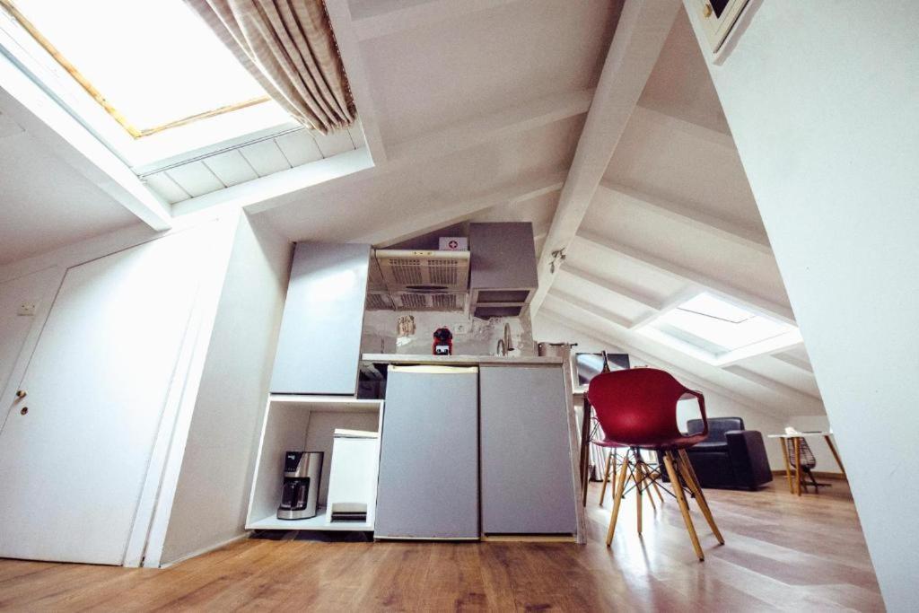 Summer Me - Cute Downtown Apartment